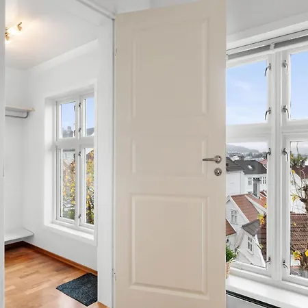 公寓 New Sandviken With Stunning View 卑爾根